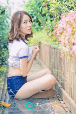 美女露出胸让男生玩